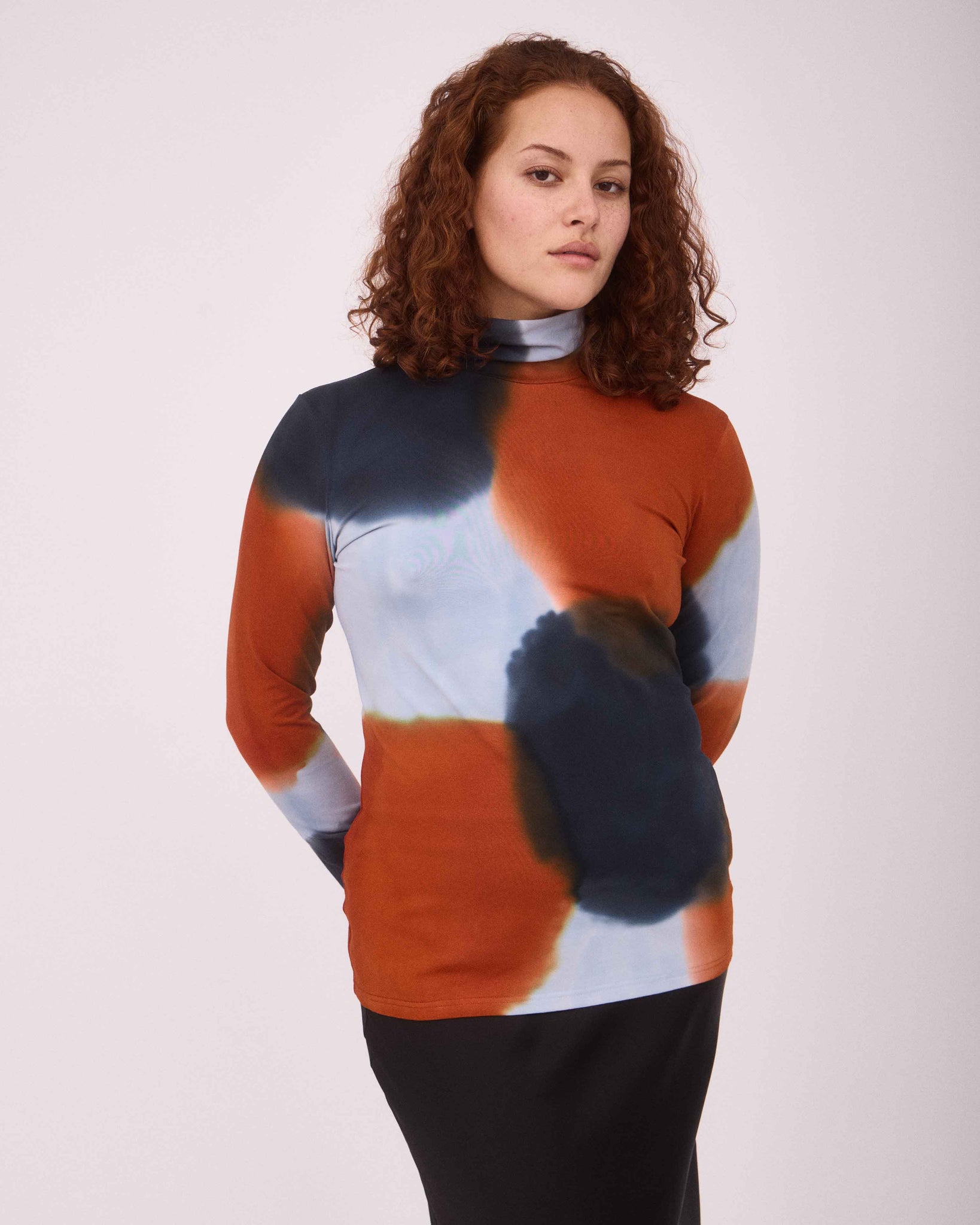 KAT TURTLE NECK TOP BLACK/BROWN/BLUE GREY