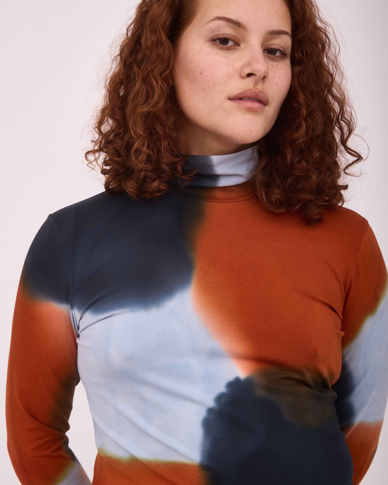 KAT TURTLE NECK TOP BLACK/BROWN/BLUE GREY